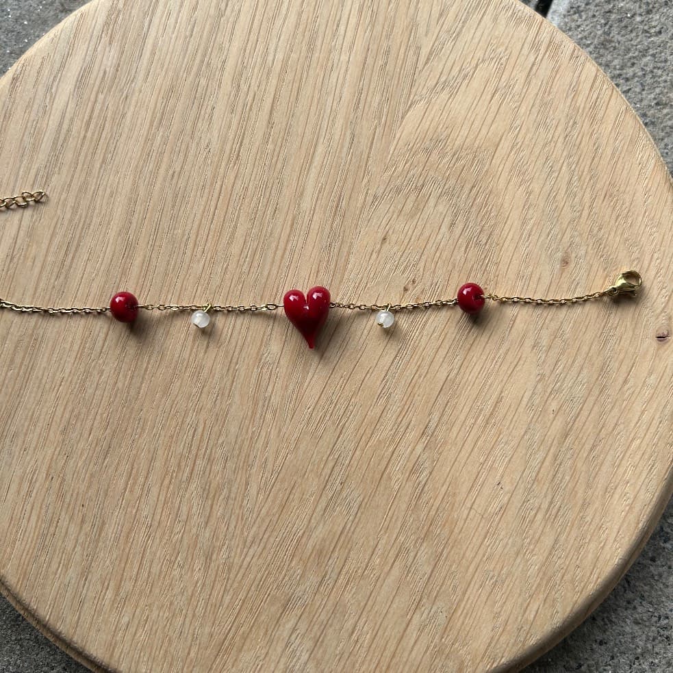 Bracelet à chaîne dorée et cœur rouge en verre filé
