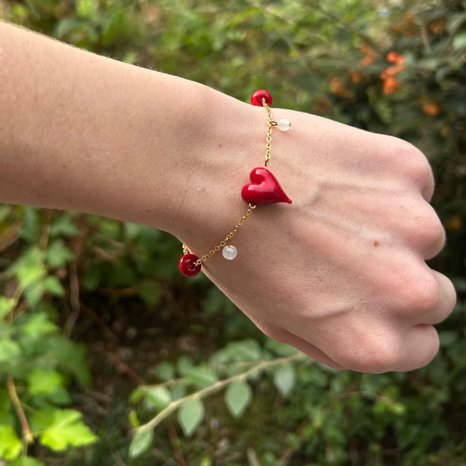 Bracelet à chaîne dorée et cœur rouge en verre filé
