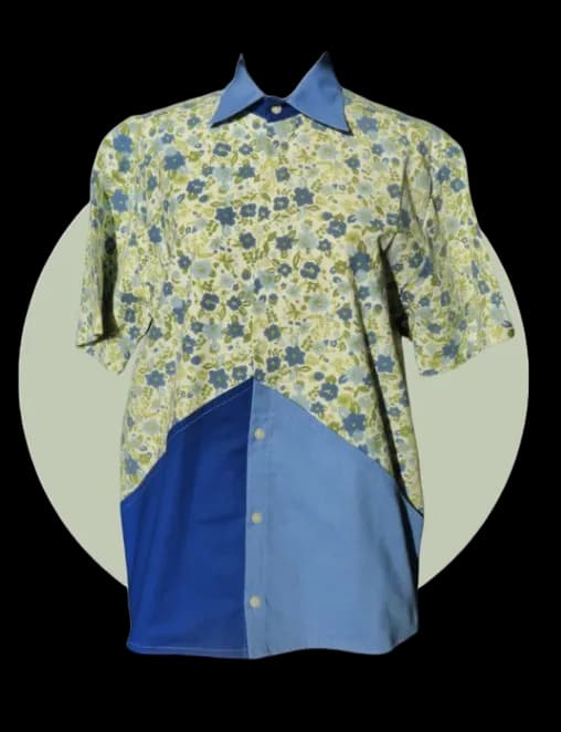 Chemise à manches courtes à imprimé floral vert et bleu avec deux grandes poches