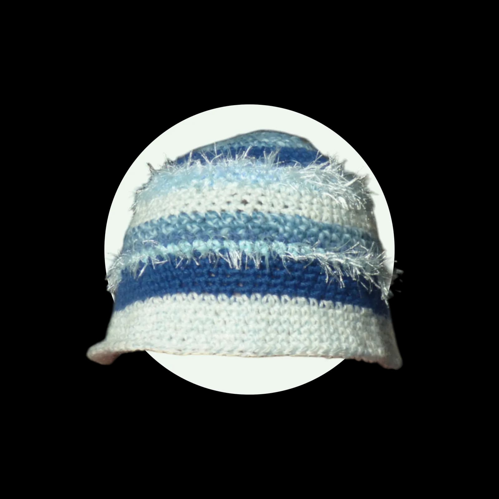 Bob au crochet rayé bleu et blanc avec détails de fil texturé duveteux