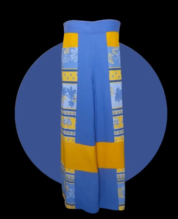 Pantalon portefeuille patchwork bleu et jaune à motifs fleuris sur fond rond bleu