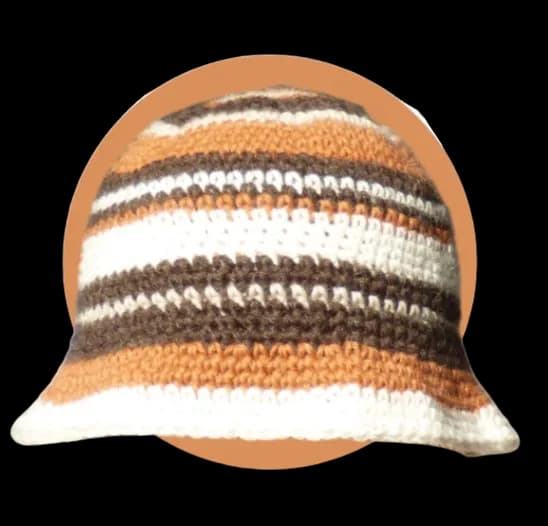 Bob au crochet rayé marron, caramel et blanc sur fond circulaire