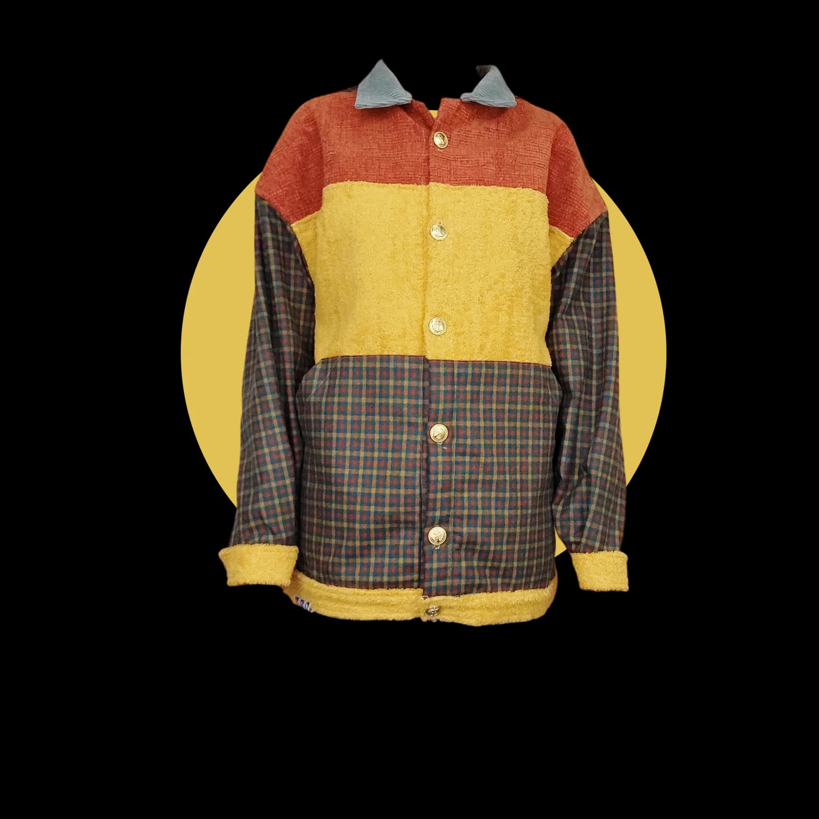 Veste Sasha taille L en patchwork jaune, rouille et carreaux avec boutons dorés, vue de face.