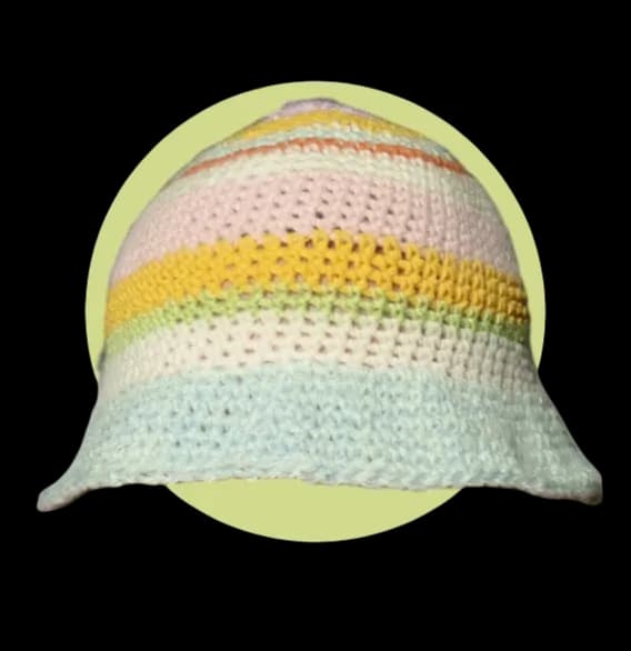 Bob en crochet aux rayures pastel multicolores jaune, rose et bleu ciel.