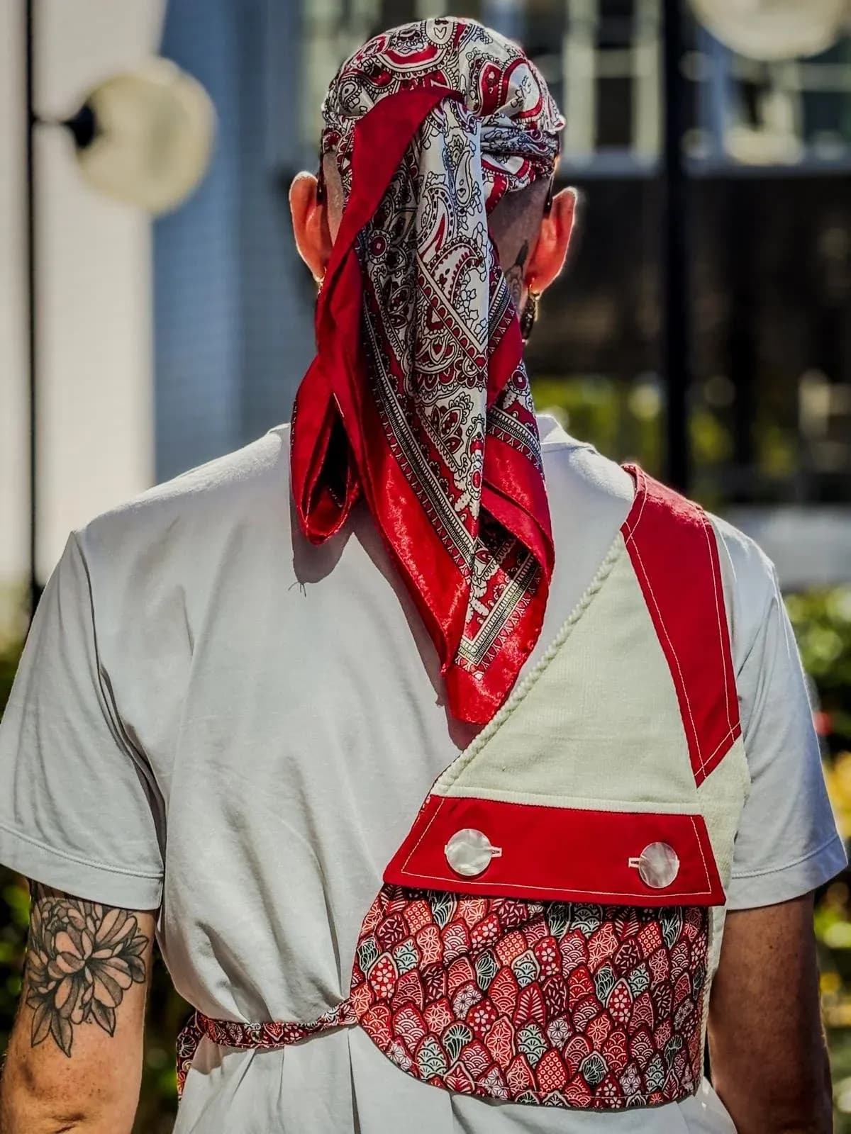 Vue arrière du harnais Céleste rouge, velours côtelé blanc et motif japonisant porté sur un t-shirt
