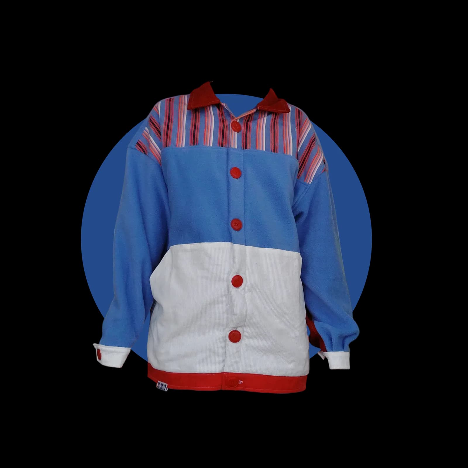 Veste patchwork à col rouge, boutons rouges et empiècements bleu, blanc et rayé.