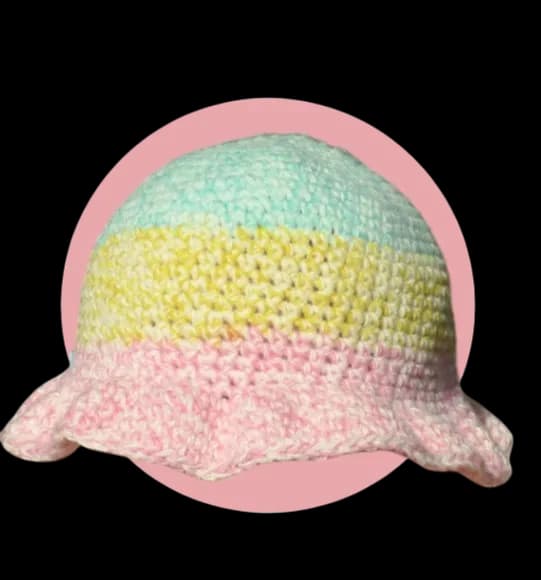 Bob cloche au crochet à rayures horizontales pastel vert d'eau, jaune et rose