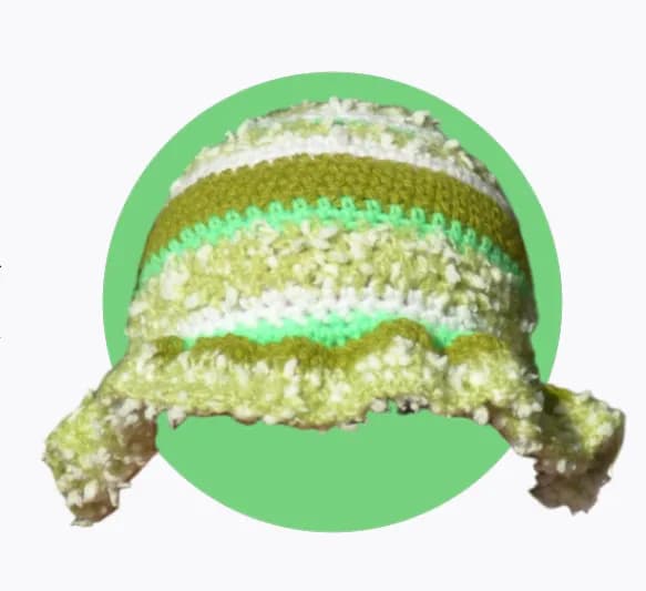 Bob au crochet rayé vert olive, vert clair et blanc cassé texturé sur fond vert