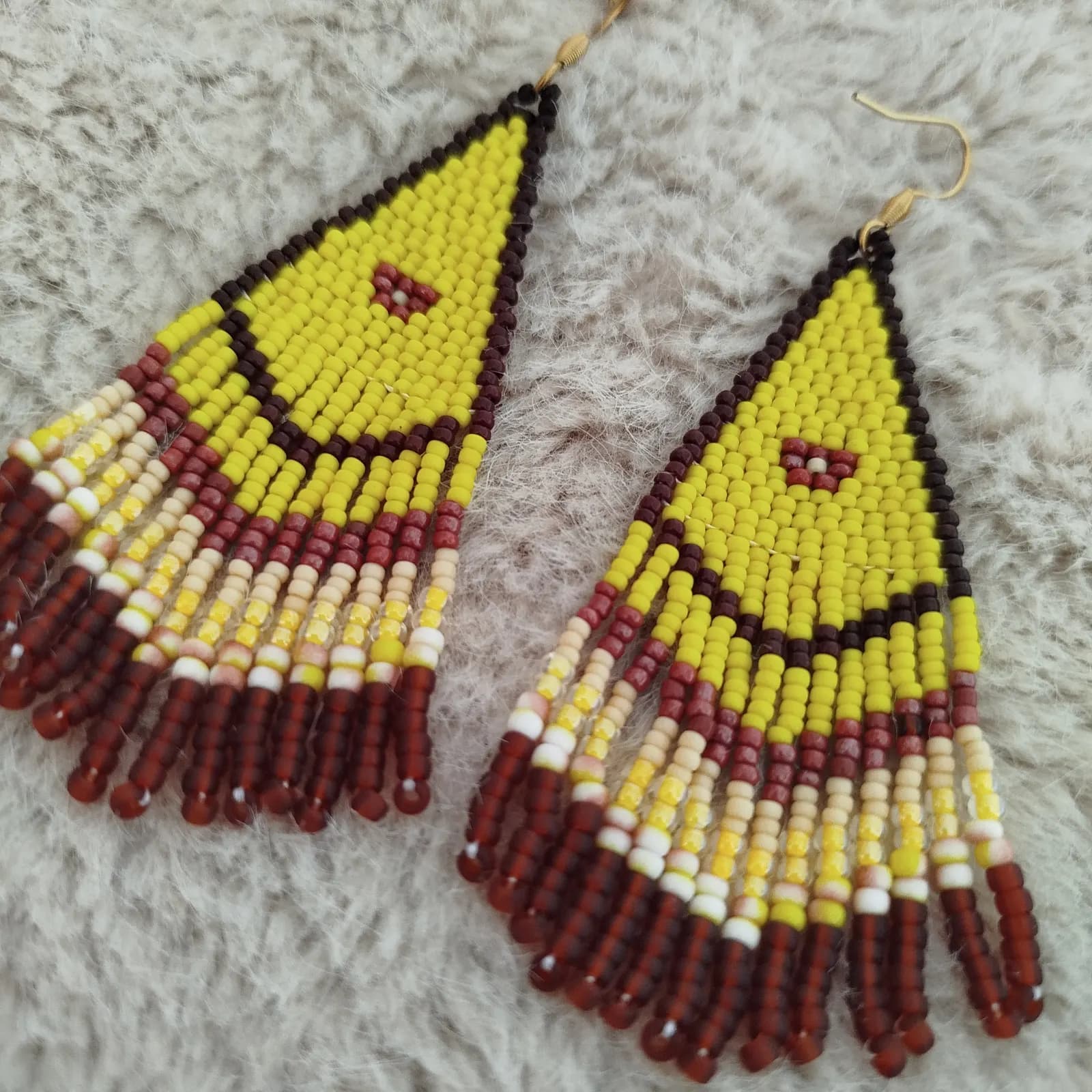 Boucles d’oreilles pendantes tissées en perles