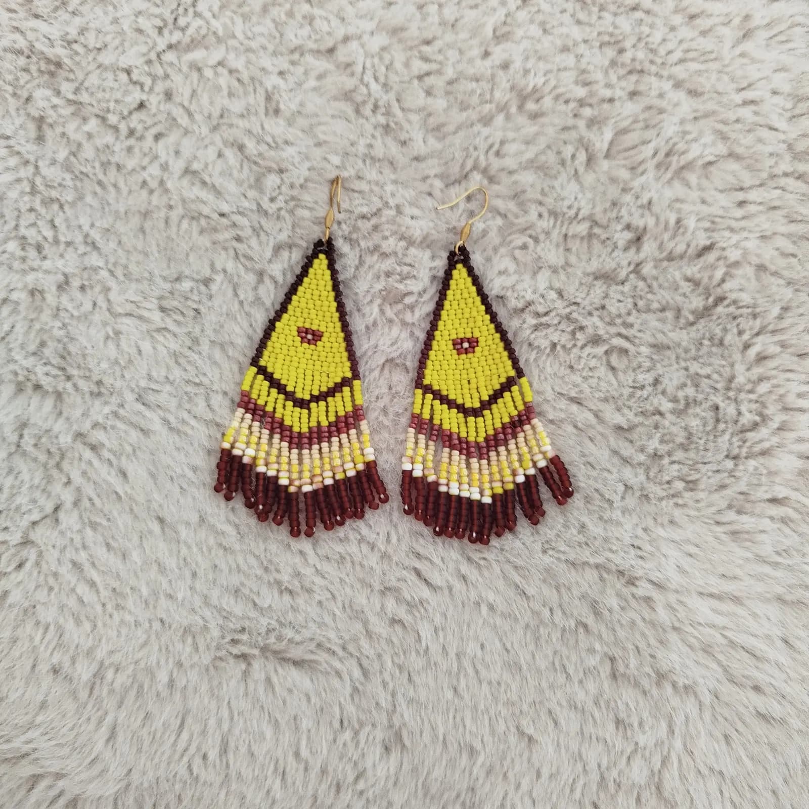 Boucles d’oreilles pendantes tissées en perles
