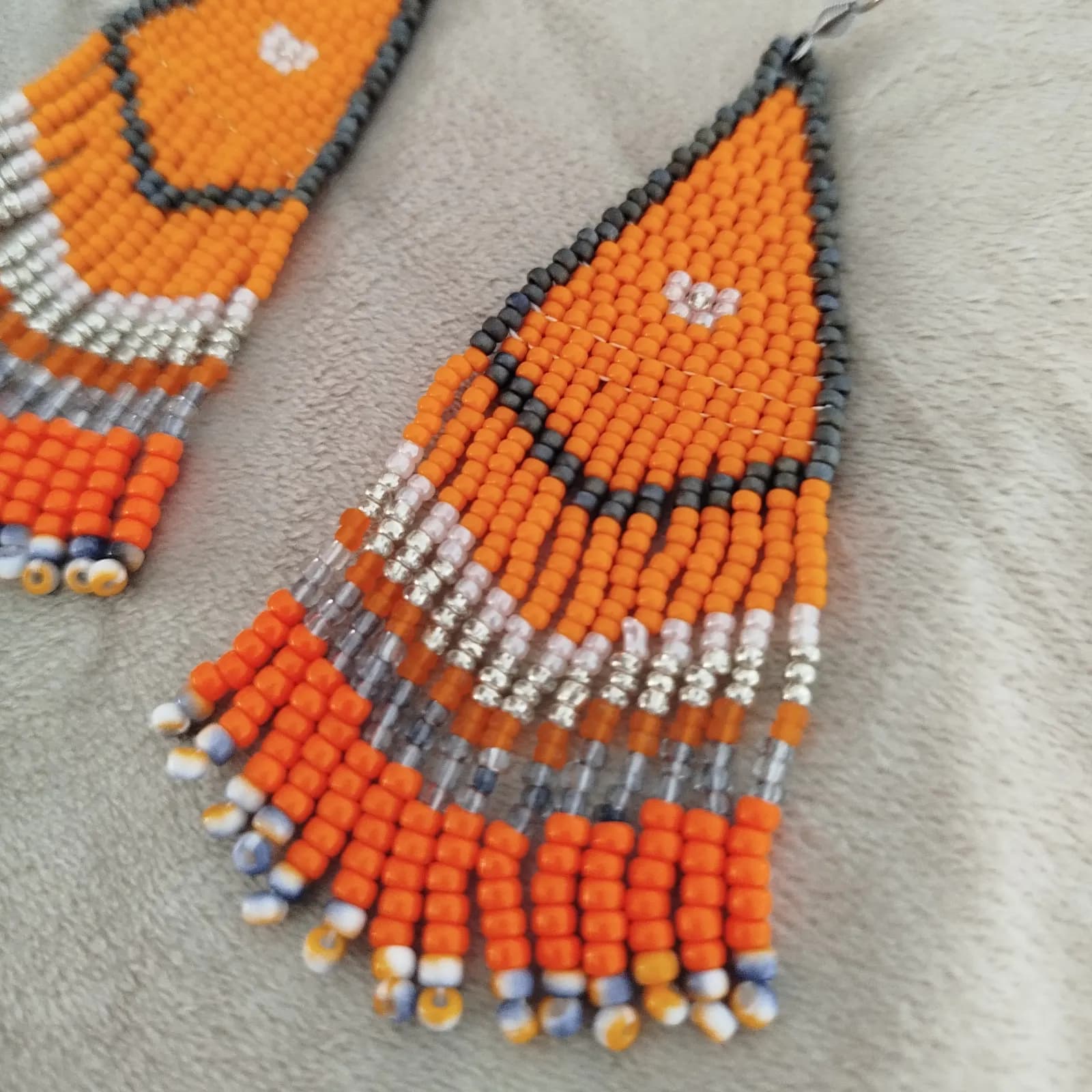 Boucles d’oreilles pendantes en perles tissées orange et franges