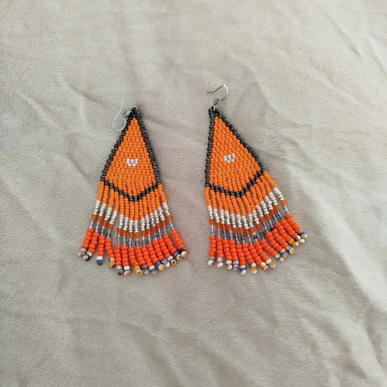 Boucles d’oreilles pendantes en perles tissées orange et franges