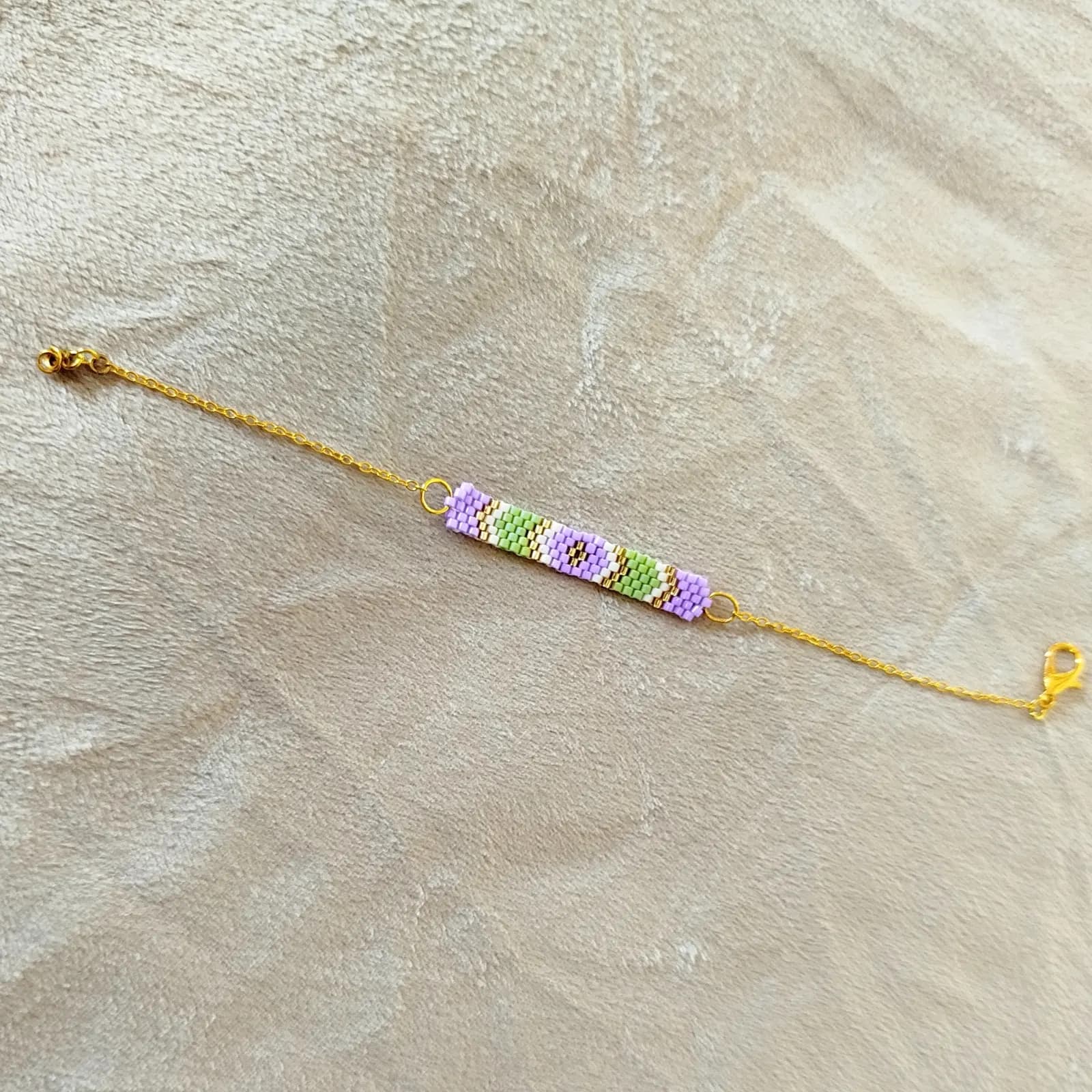 Bracelet fin à motif tissé en perles lilas et chaîne dorée