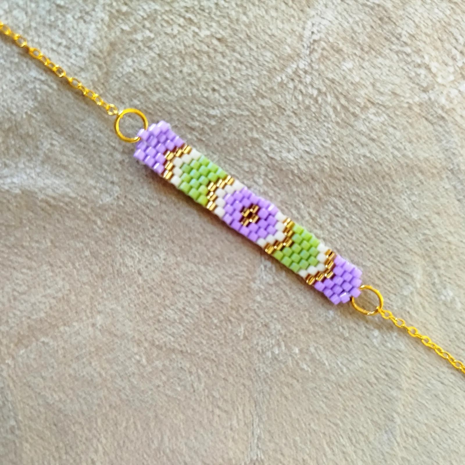 Bracelet fin à motif tissé en perles lilas et chaîne dorée