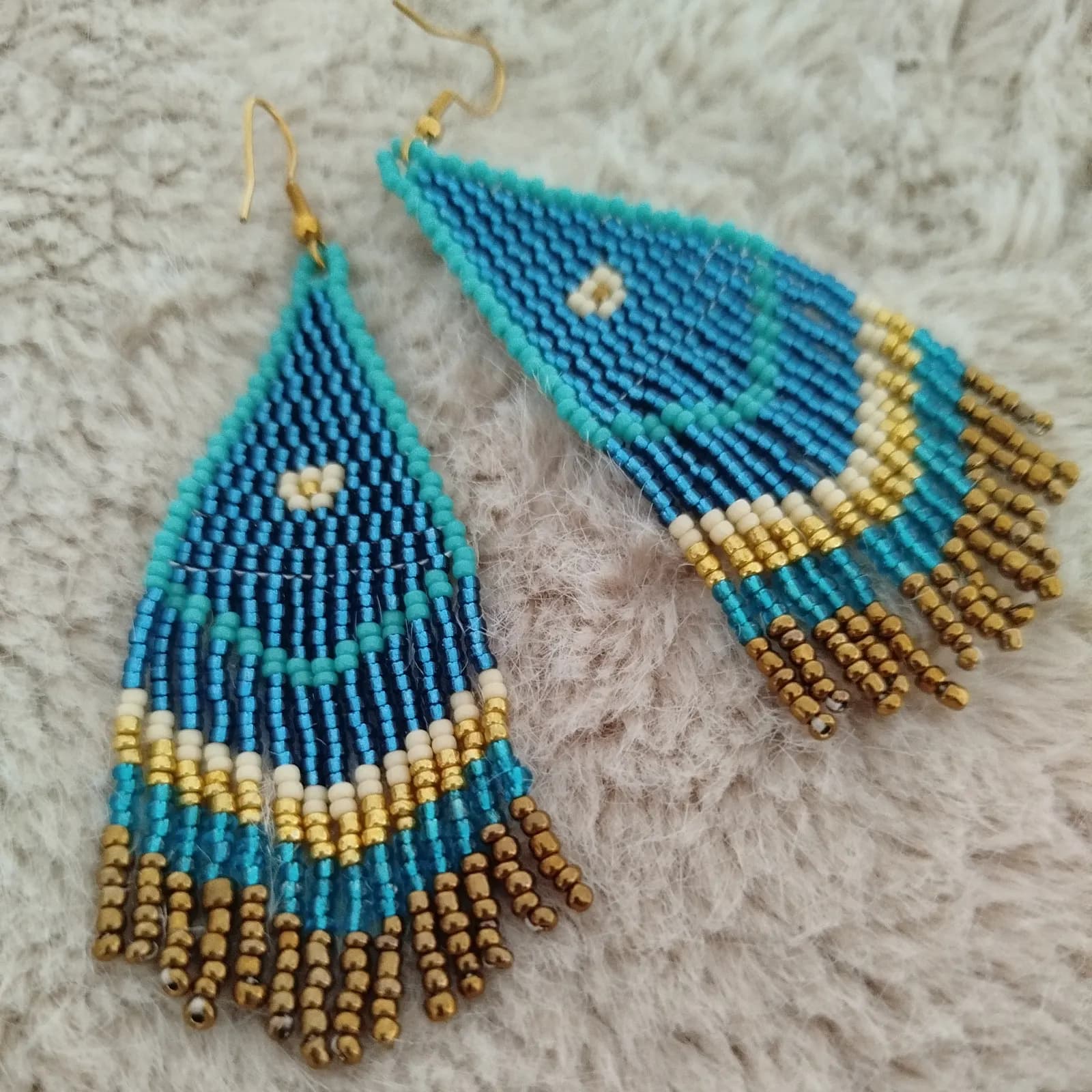 Boucles d’oreilles pendantes tissées en perles bleues et dorées