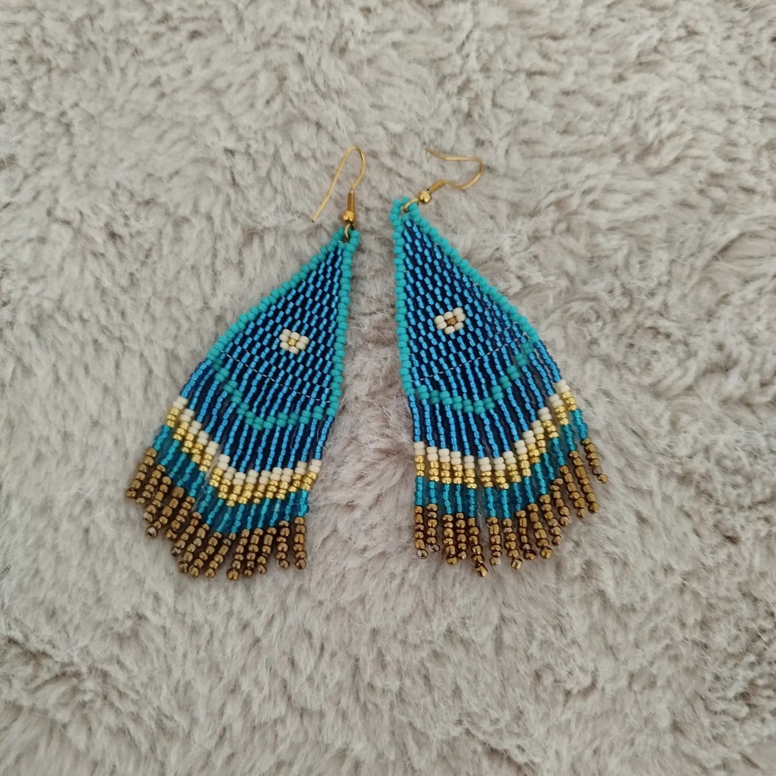 Boucles d’oreilles pendantes tissées en perles bleues et dorées