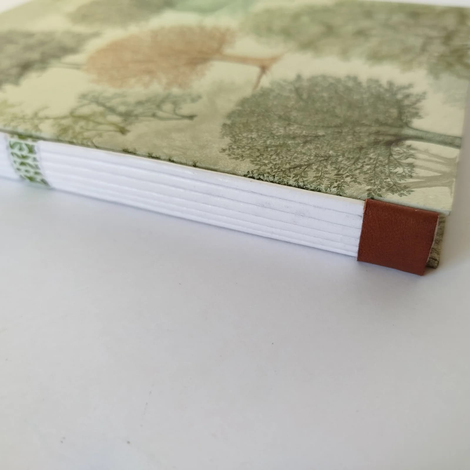 Carnet reliure artisanale à motifs d’arbres