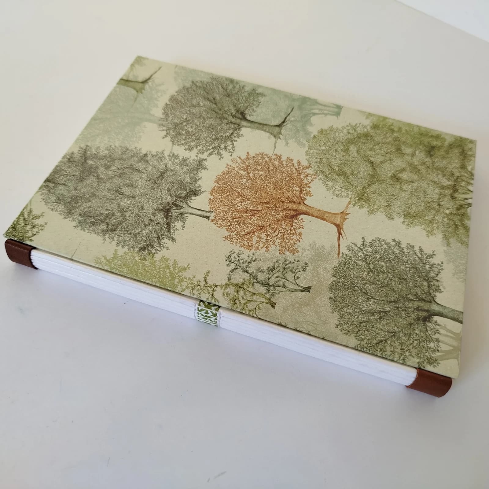 Carnet reliure artisanale à motifs d’arbres