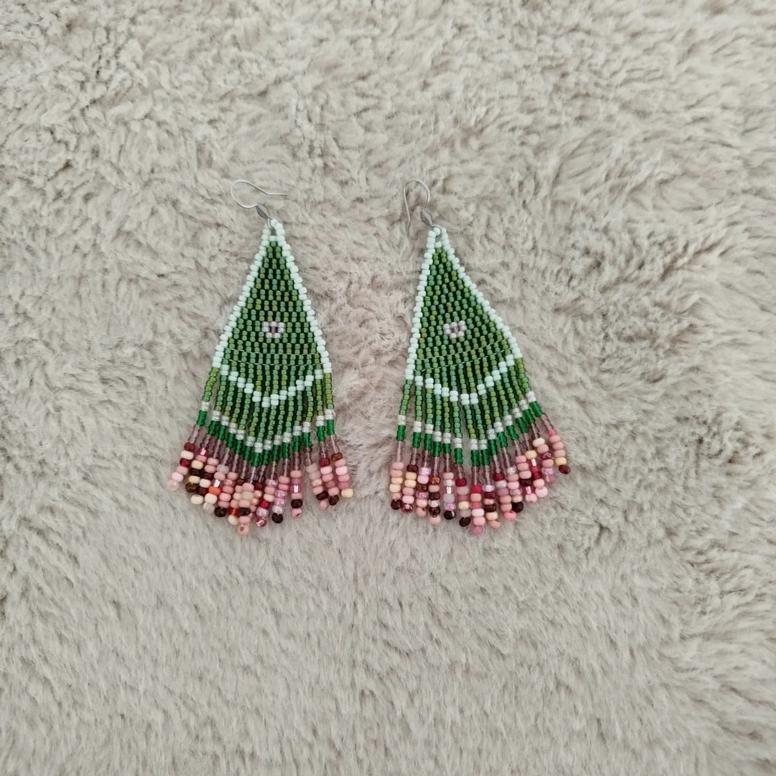 Boucles d’oreilles pendantes tissées en perles vertes et roses à franges