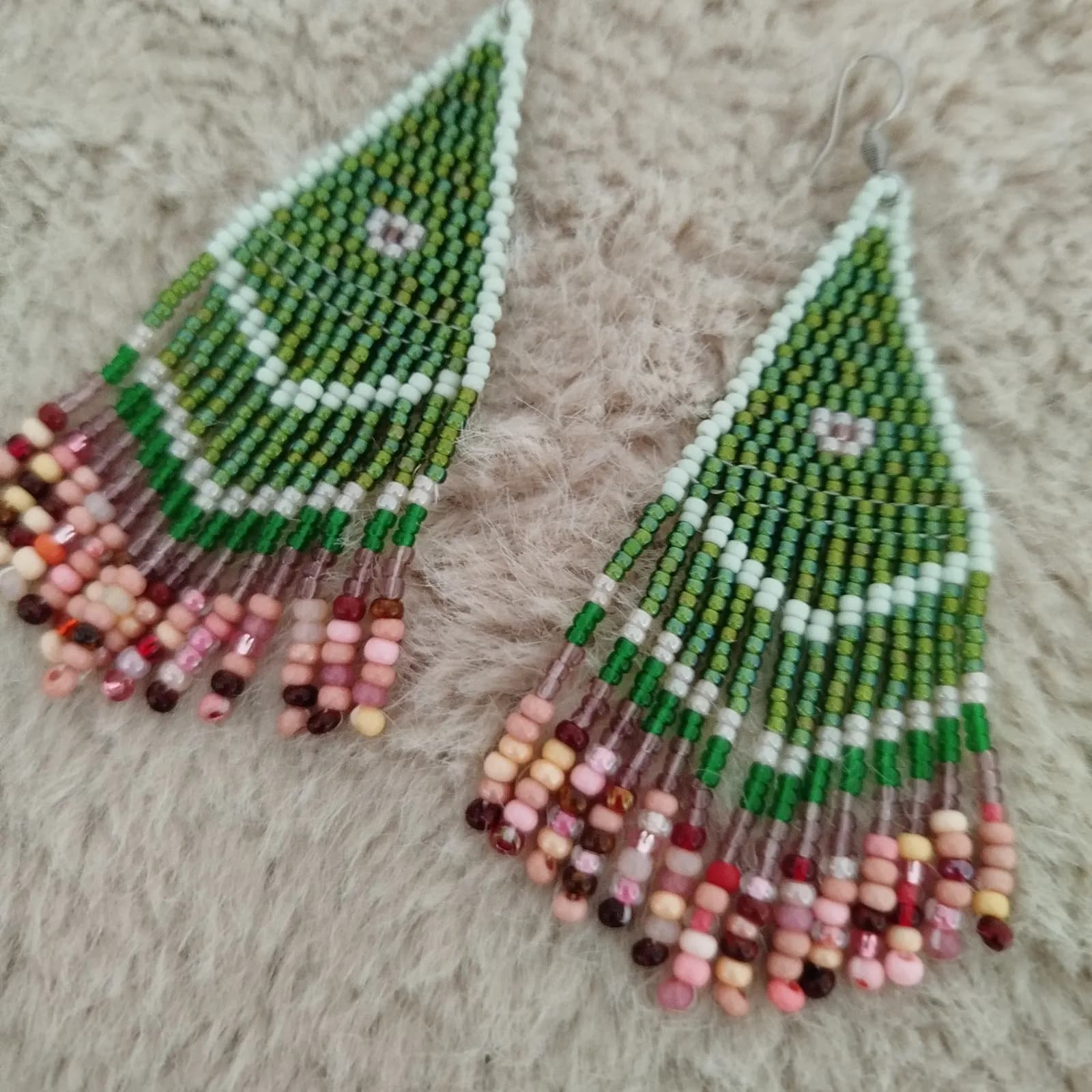 Boucles d’oreilles pendantes tissées en perles vertes et roses à franges