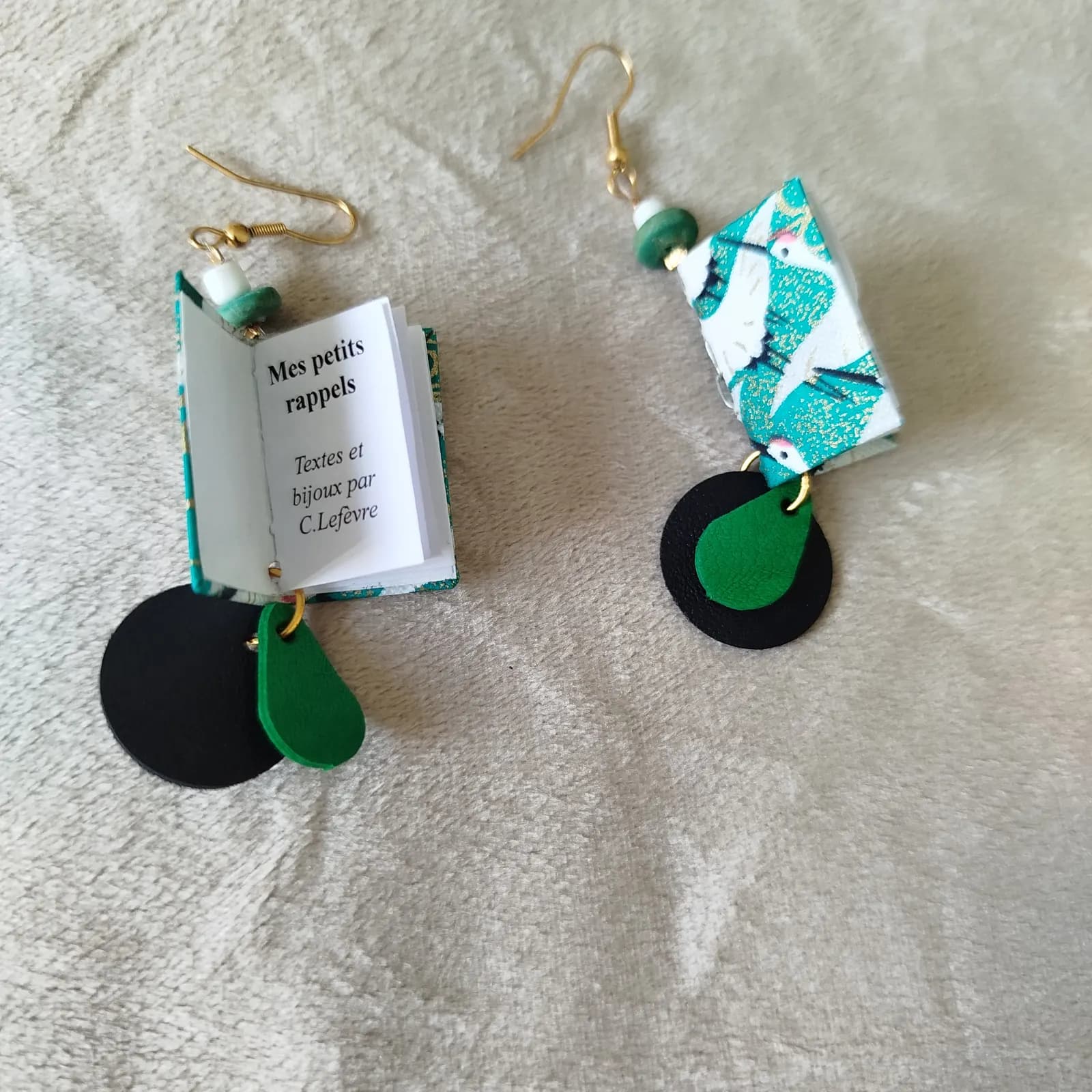 Boucles d’oreilles pendantes mini livres vert et or