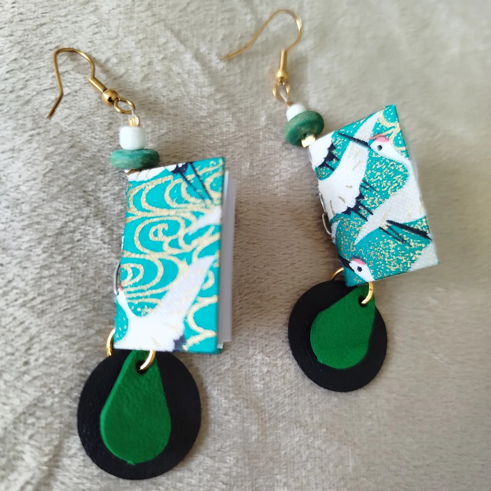 Boucles d’oreilles pendantes mini livres vert et or