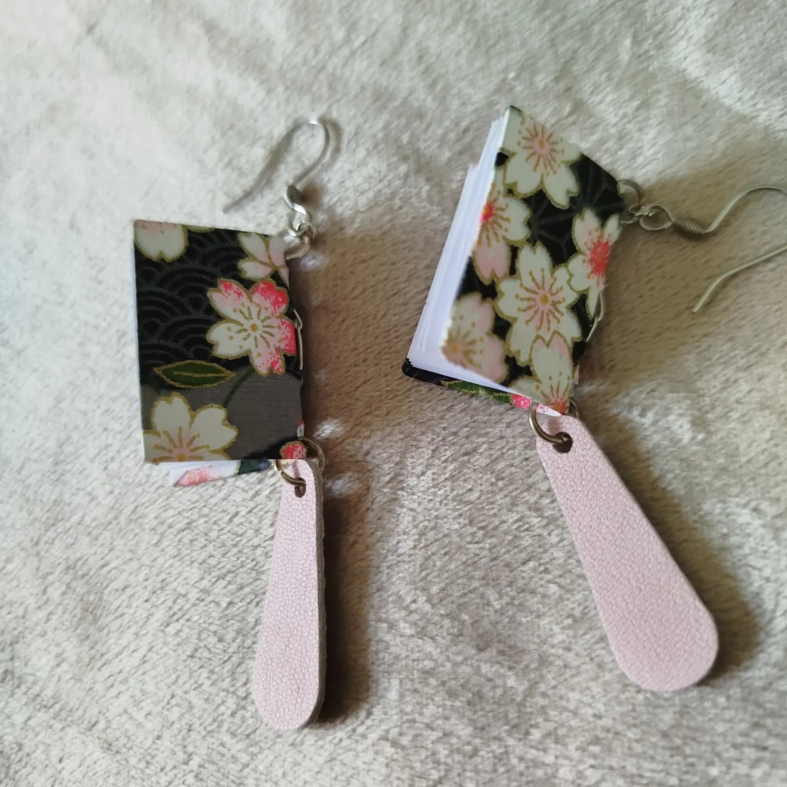 Boucles d’oreilles pendantes mini livres papier japonais