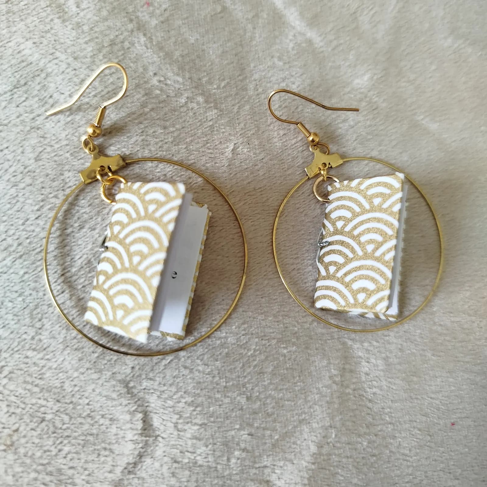 Boucles d’oreilles créoles avec pendentifs mini livres dorés
