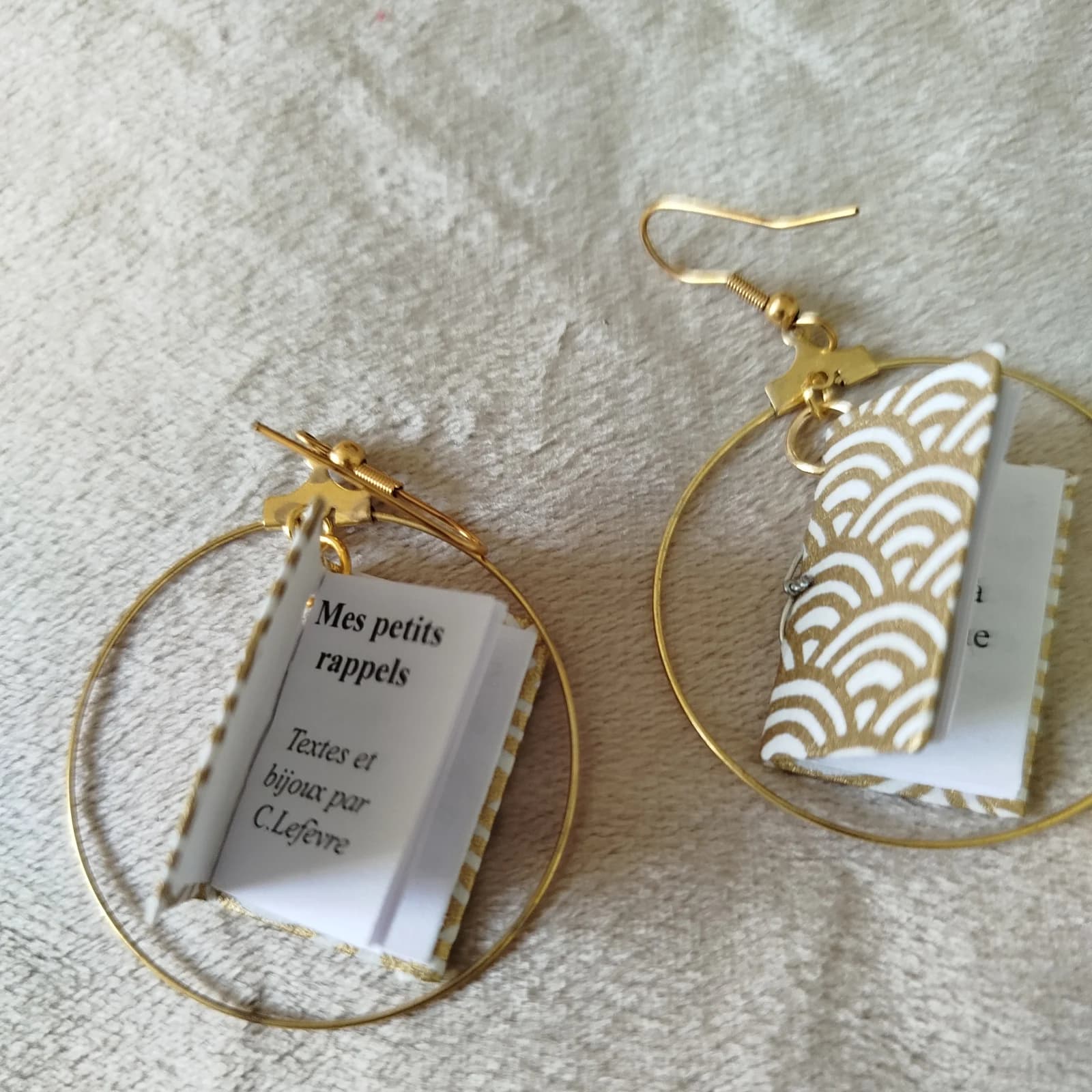Boucles d’oreilles créoles avec pendentifs mini livres dorés