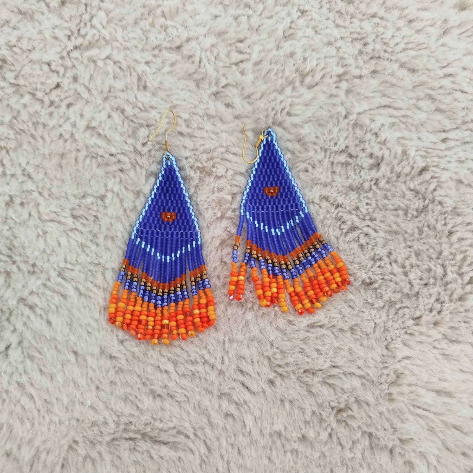 Boucles d’oreilles pendantes tissées en perles bleues et orange