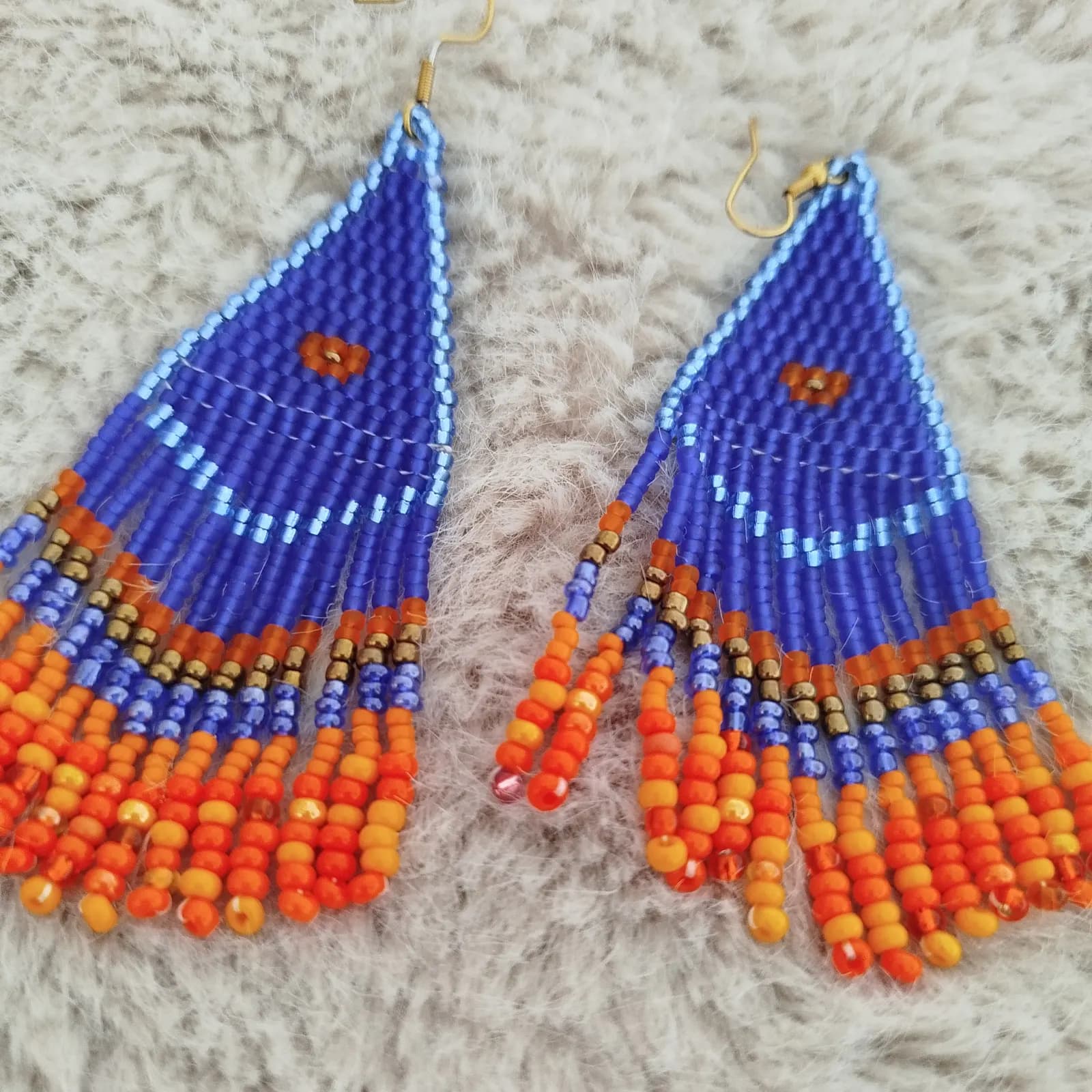 Boucles d’oreilles pendantes tissées en perles bleues et orange