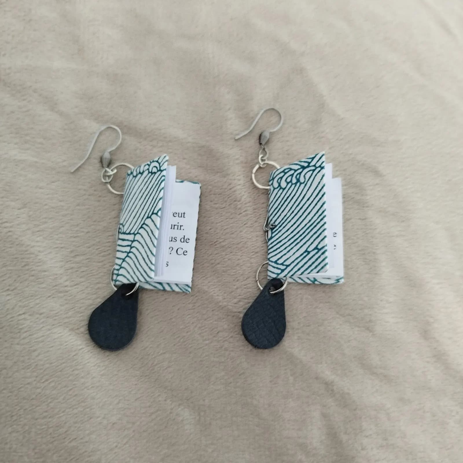 Boucles d’oreilles pendantes mini livres illustrés
