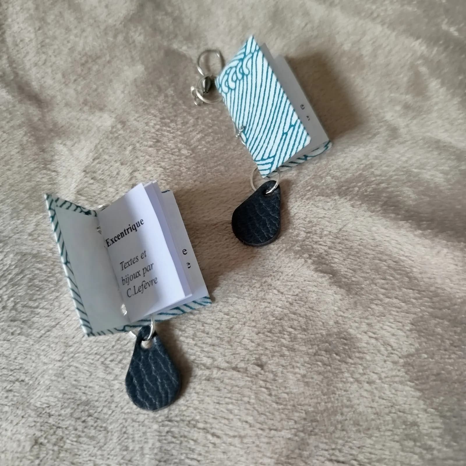 Boucles d’oreilles pendantes mini livres illustrés