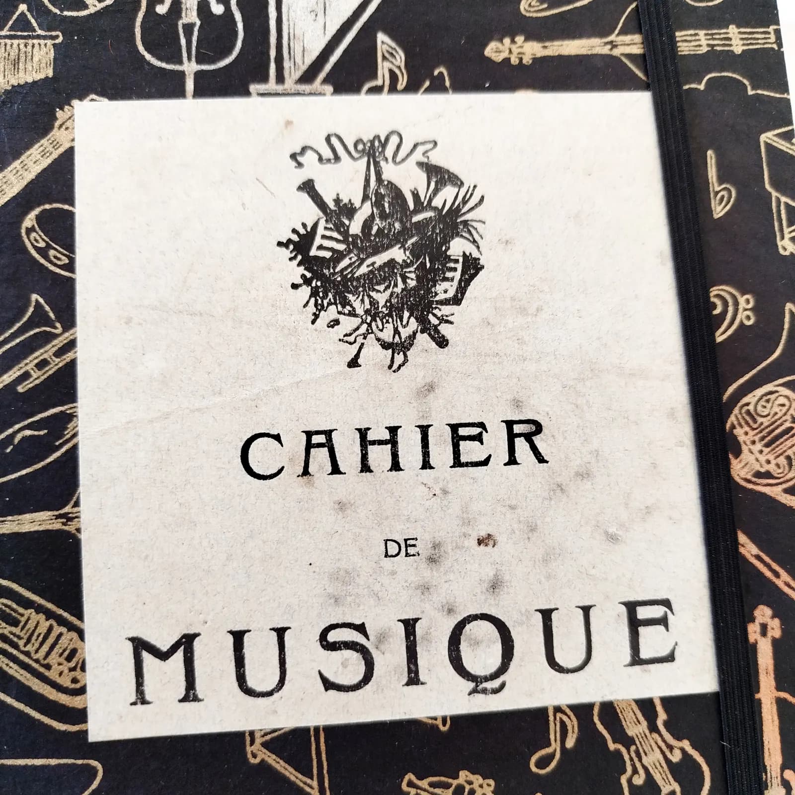 Carnet relié à motifs instruments de musique