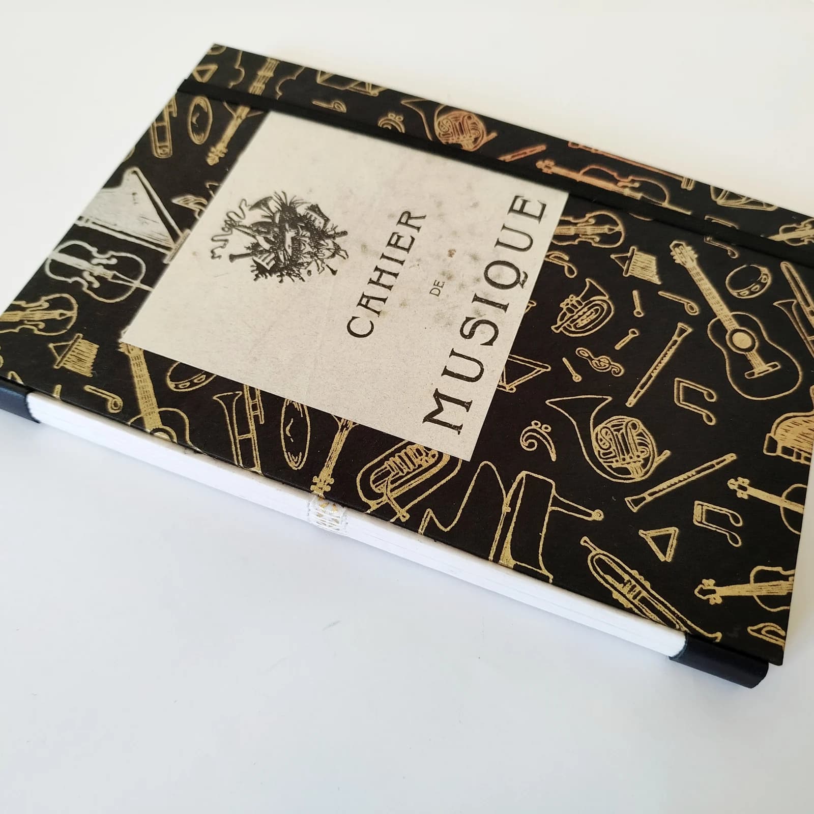 Carnet relié à motifs instruments de musique