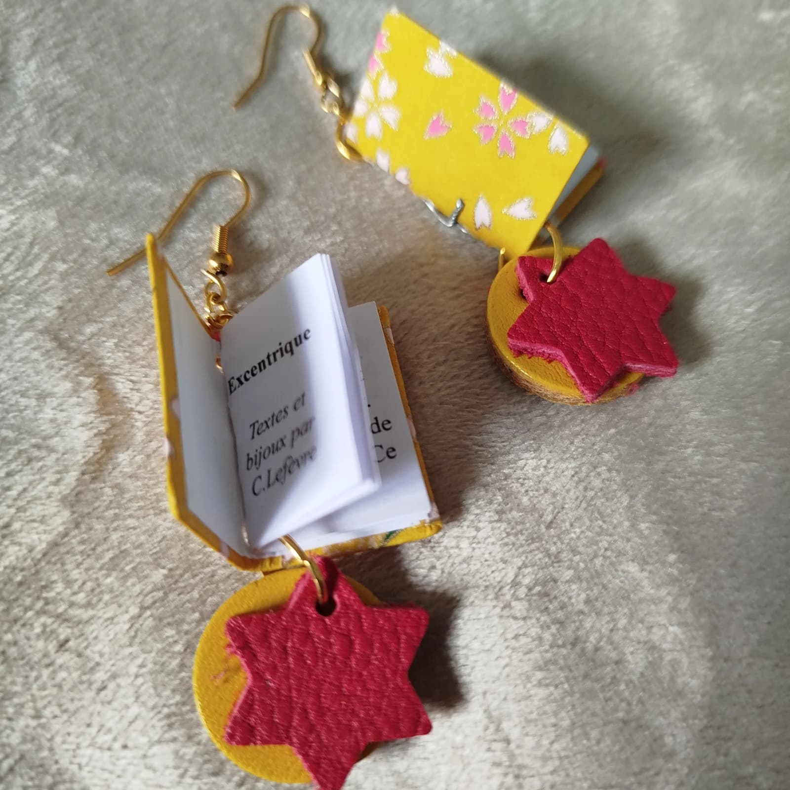 Boucles d’oreilles pendantes mini livres jaunes et étoiles roses