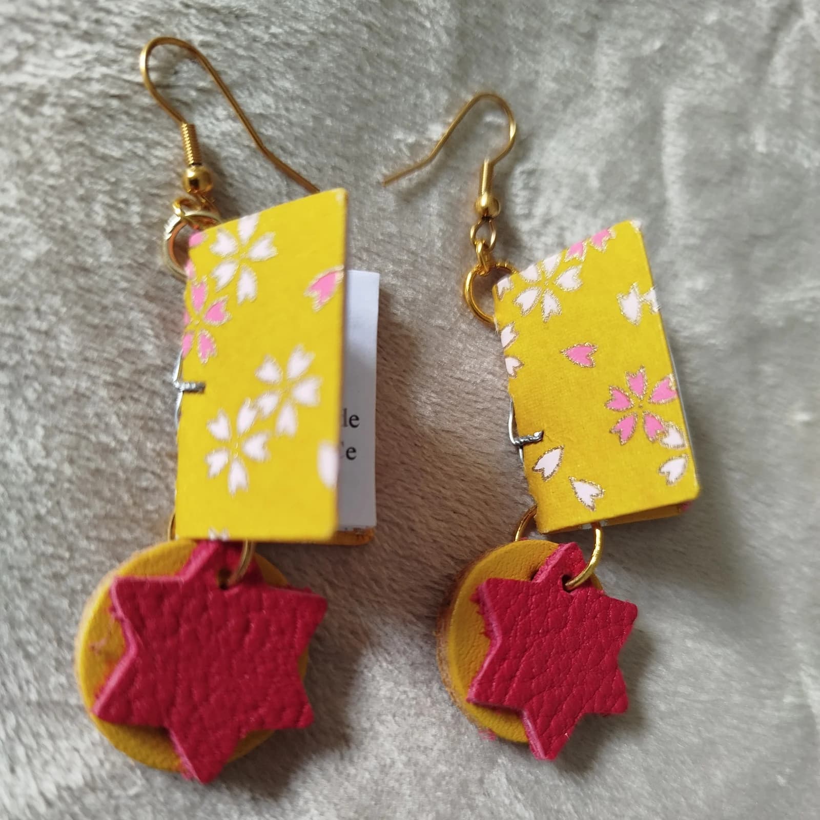 Boucles d’oreilles pendantes mini livres jaunes et étoiles roses