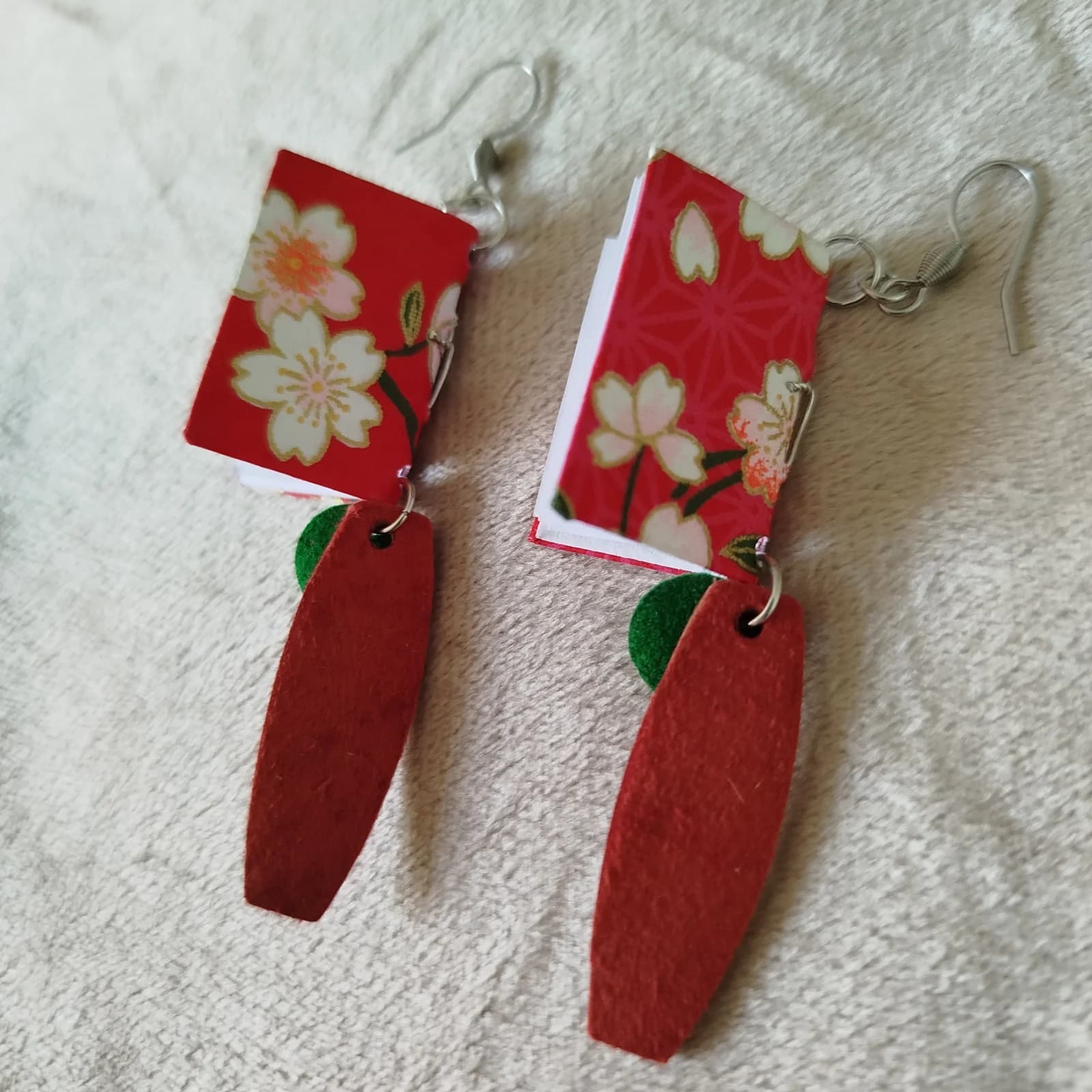 Boucles d’oreilles pendantes mini livres rouges papier japonais
