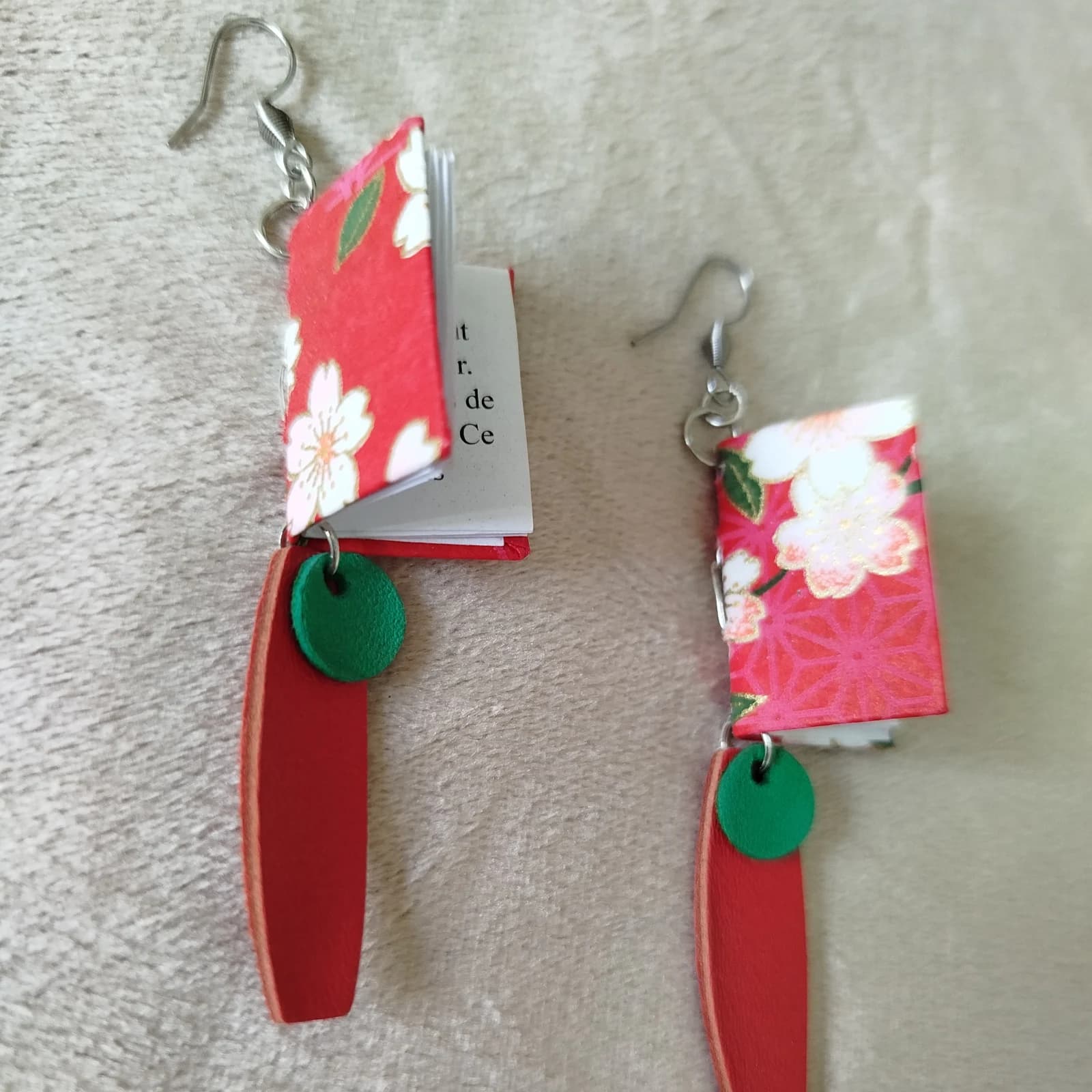 Boucles d’oreilles pendantes mini livres rouges papier japonais