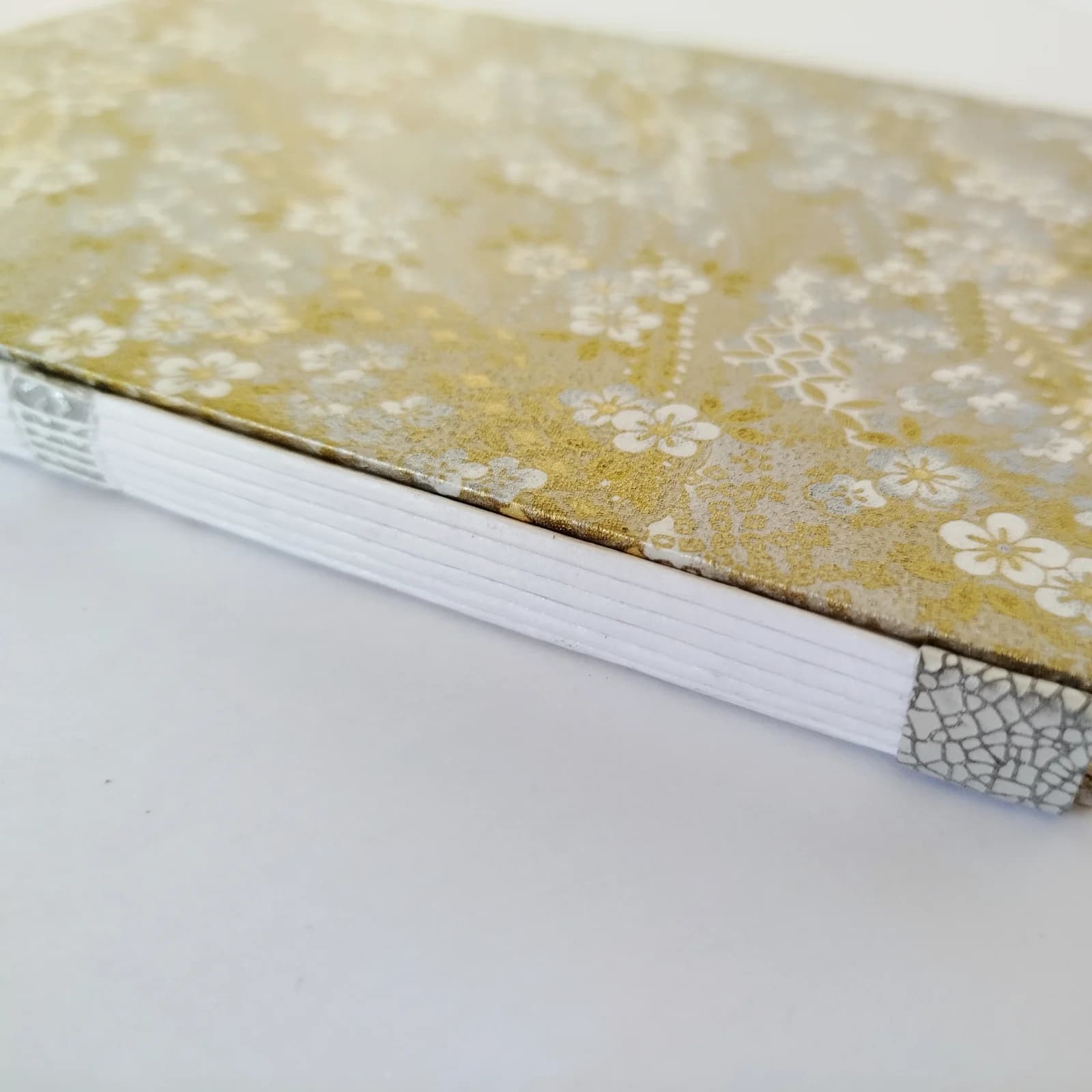Carnet relié à motifs japonais floraux or et argent