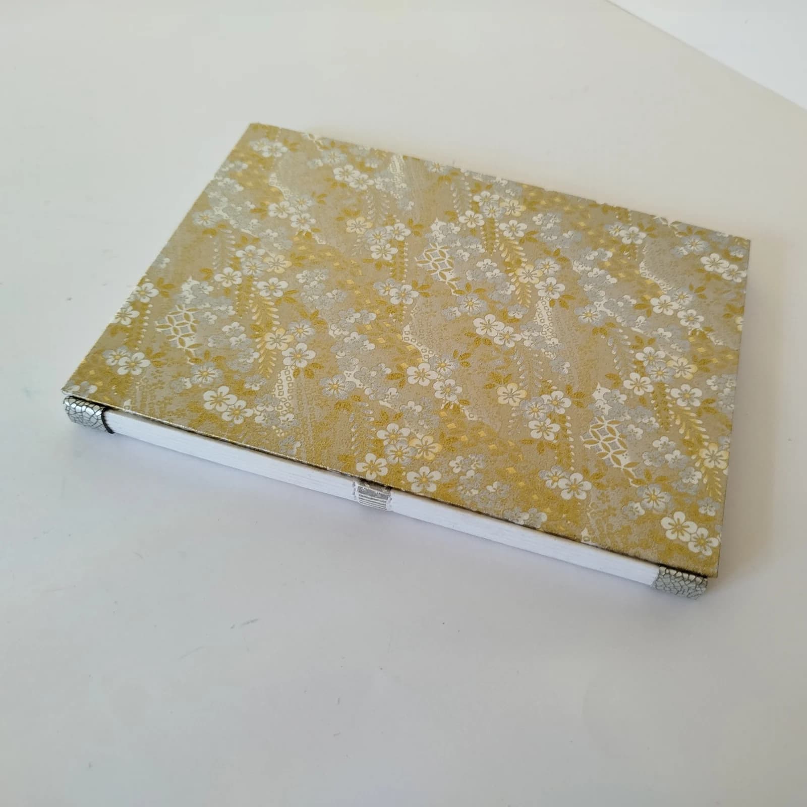 Carnet relié à motifs japonais floraux or et argent