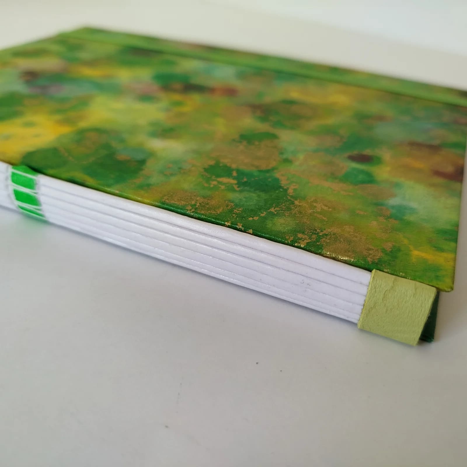 Carnet artisanal à couverture marbrée verte et or