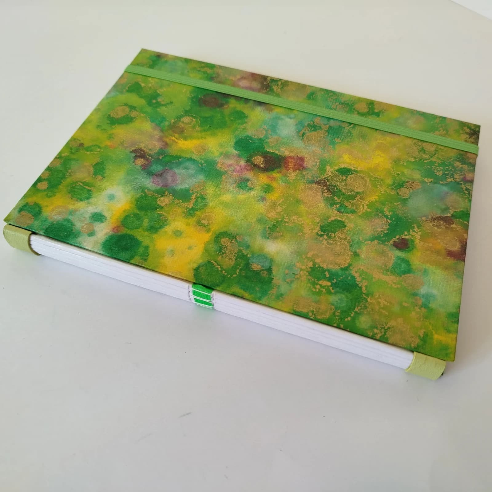 Carnet artisanal à couverture marbrée verte et or