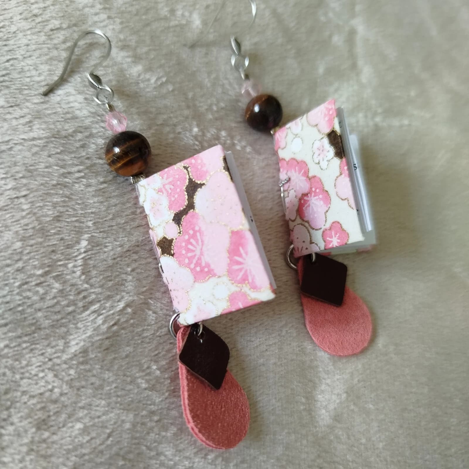 Boucles d’oreilles pendantes mini livres papier japonais rose