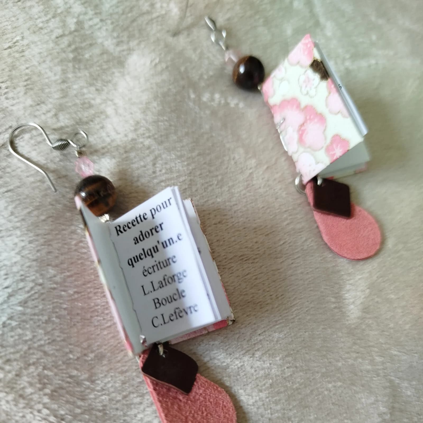 Boucles d’oreilles pendantes mini livres papier japonais rose