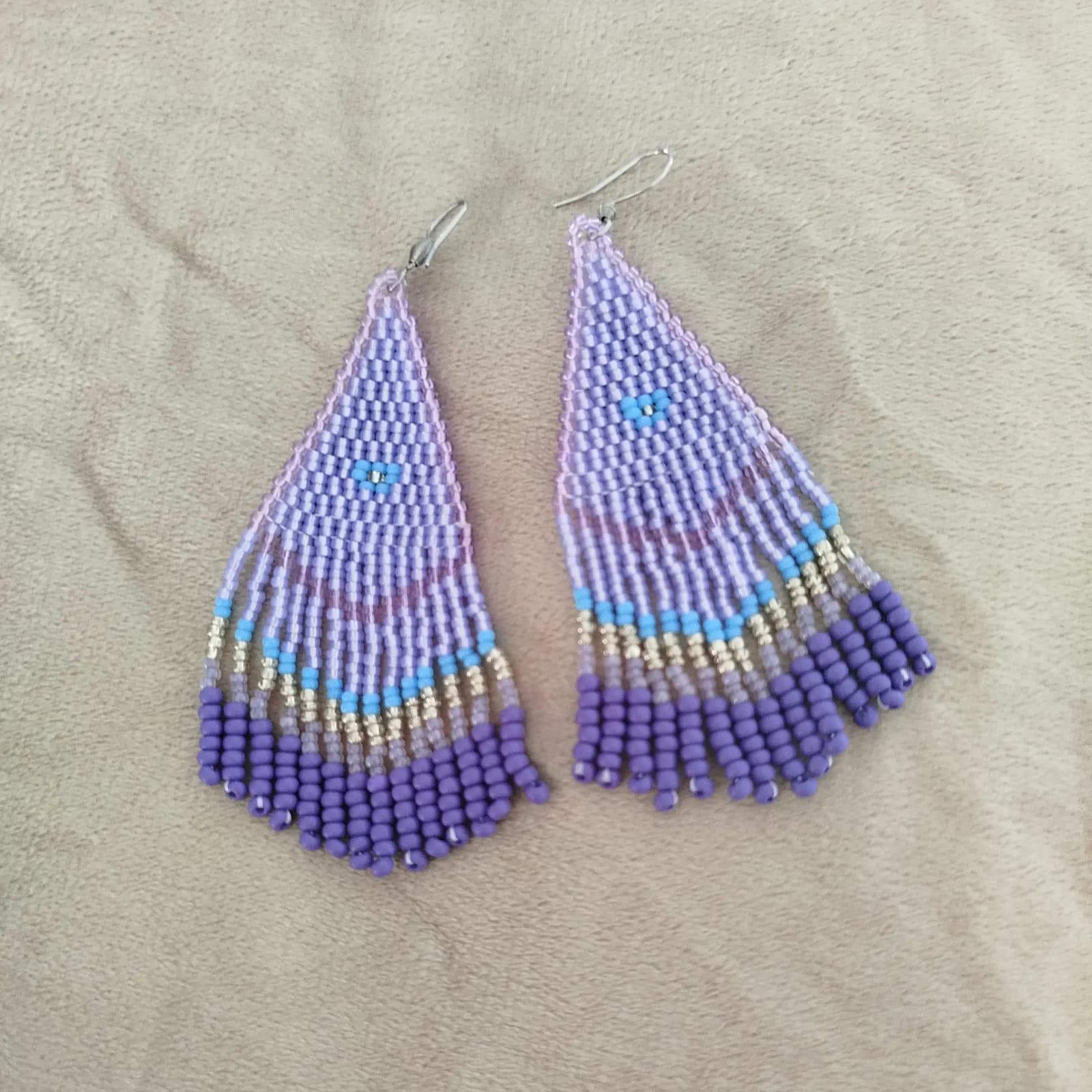 Boucles d’oreilles pendantes perles tissées en perles lilas et violettes