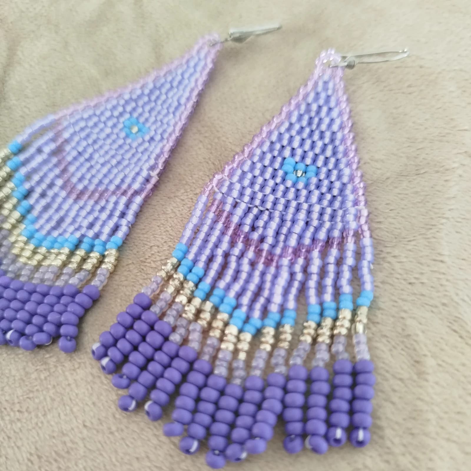 Boucles d’oreilles pendantes perles tissées en perles lilas et violettes