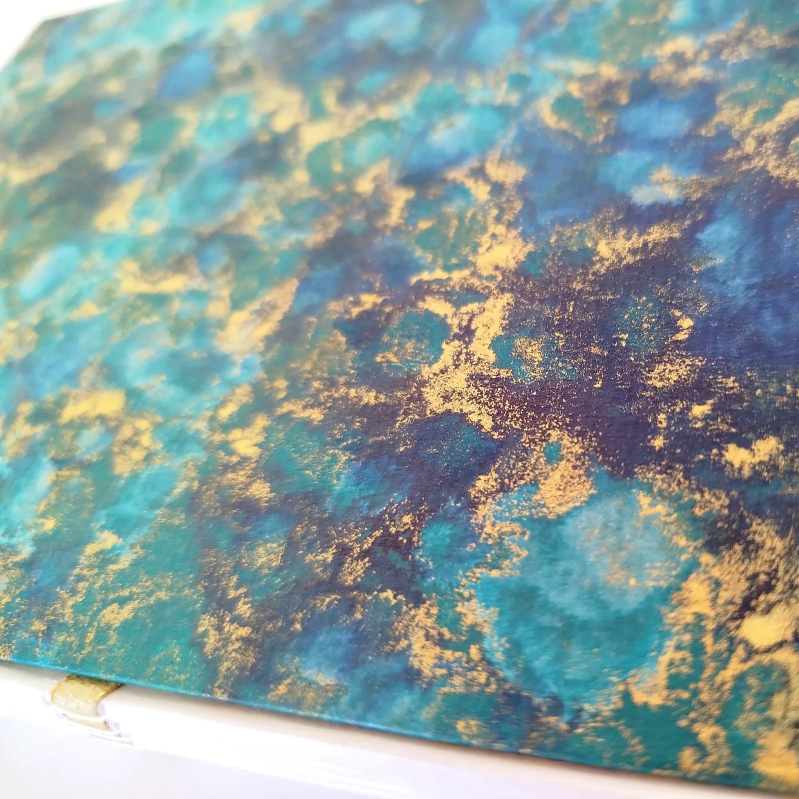 Carnet artisanal relié à motif marbré bleu et or