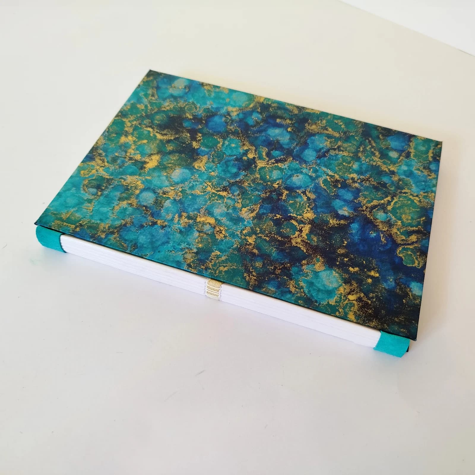 Carnet artisanal relié à motif marbré bleu et or