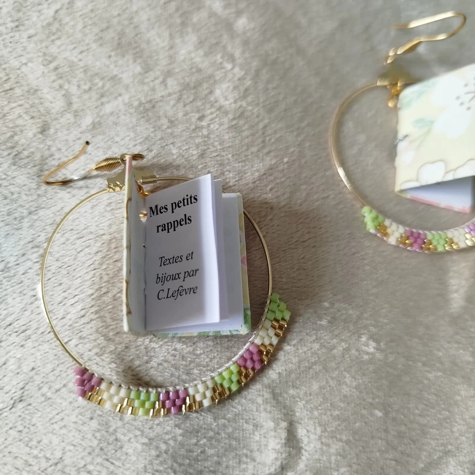 Boucles d'oreilles mini livres créole avec tissage de perles japonais